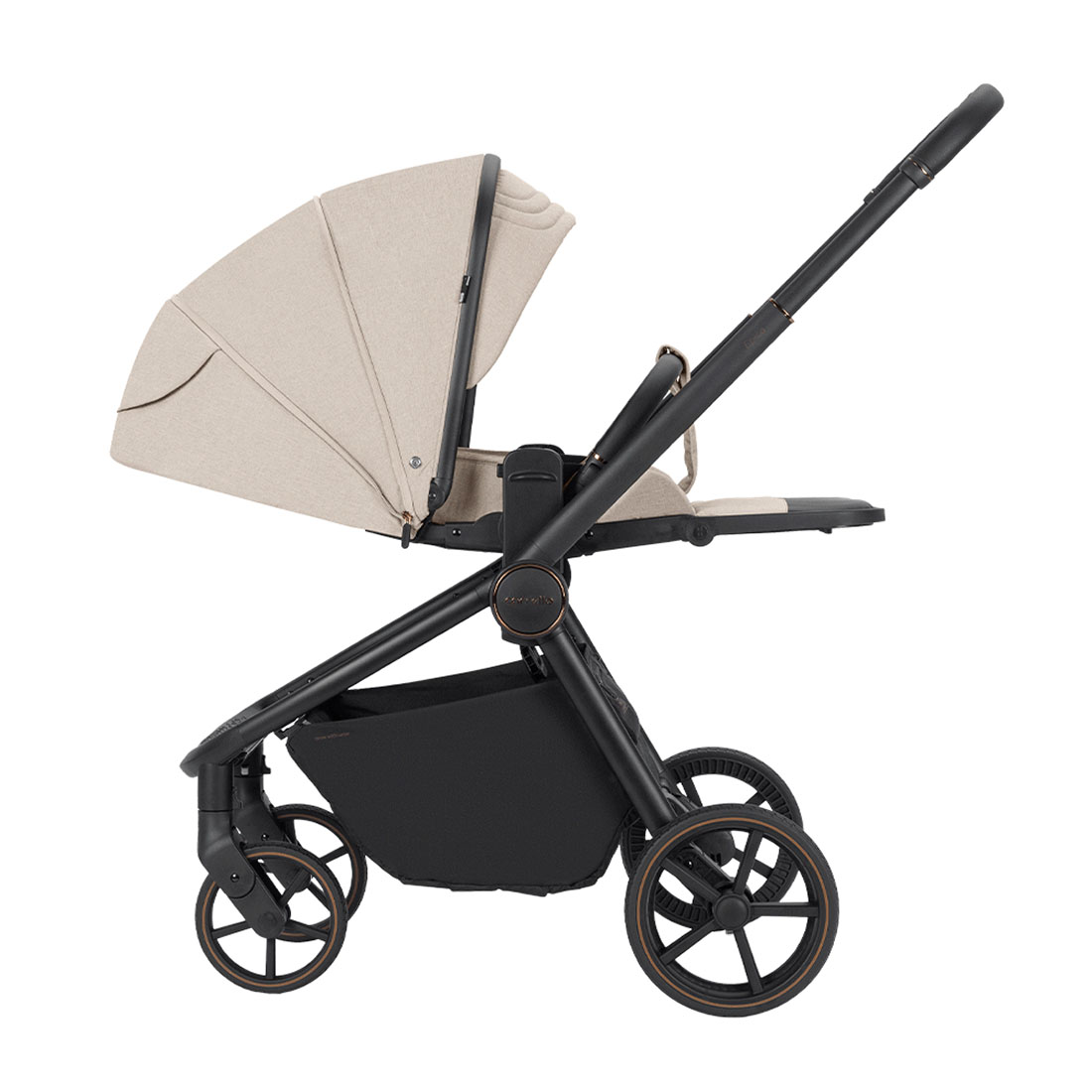 Il passeggino universale Epica 3 in 1 2025 non occupa molto spazio quando è piegato.