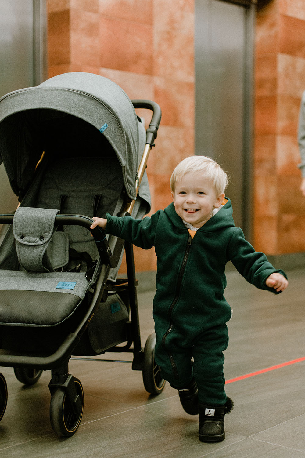 Come insegnare a un bambino a sedersi, gattonare e camminare. Top secret